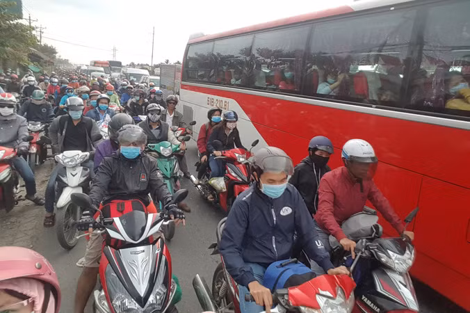 Trẻ em mệt mỏi cùng gia đình trở lại Sài Gòn sau Tết ảnh 1