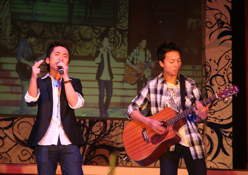 Nhóm Huskey D Bimbim thể hiện ca khúc 