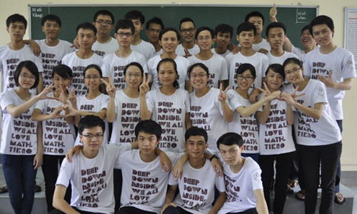 Thầy Hữu Sơn và học trò lớp chuyên Toán