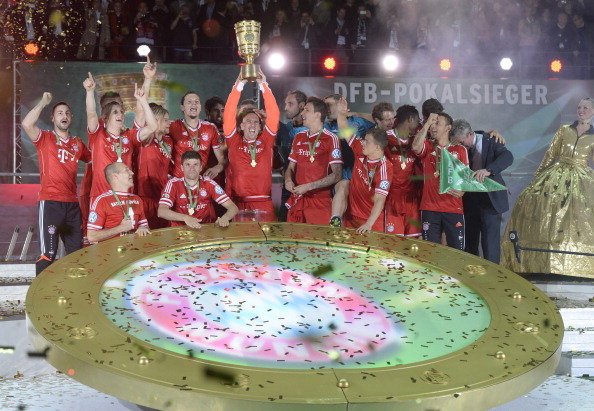 Các cầu thủ Bayern ăn mừng chiến tích . Các cầu thủ Bayern ăn mừng chiến tích