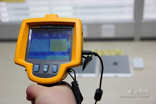 Bằng camera cảm biến nhiệt, chúng ta có thể thấy New iPad “ấm” hơn iPad 2 ngay cả khi ở chế độ Ngủ (Standby)