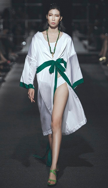 Hồng Nhung và cặp song sinh làm vedette trên sàn catwalk ảnh 4