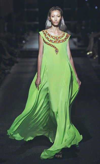 Hồng Nhung và cặp song sinh làm vedette trên sàn catwalk ảnh 6