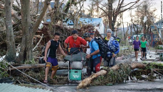 Siêu bão Haiyan san bằng nhiều địa phương ở Philippines. Những gì họ nhìn thấy giờ đây chỉ là đống đổ nát
