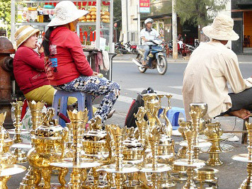 Một điểm đánh bóng chân đèn trên đường Phan Bội Châu, TP. Buôn Ma Thuột, ngày 29/1