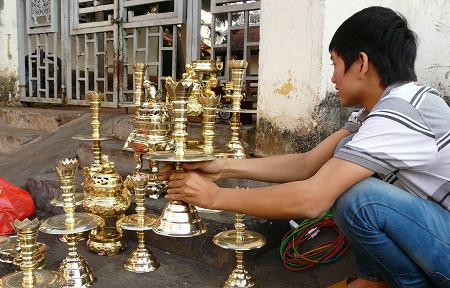 Minh (20 tuổi) - SV trường Đại học Công nghiệp Thực phẩm TP.HCM bên lư đồng mới đánh xong cho khách. Minh (20 tuổi) - SV trường Đại học Công nghiệp Thực phẩm TP.HCM bên lư đồng mới đánh xong cho khách