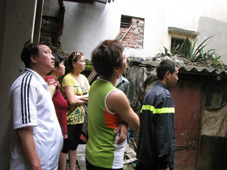 Người dân sống trong tòa nhà đứng dưới quan sát chữa cháy