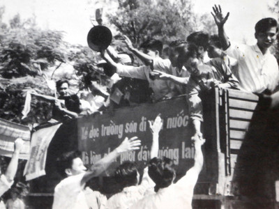 Đường ra trận mùa này đẹp lắm. Ảnh: Hoàng Thiết. Đường ra trận mùa này đẹp lắm. Ảnh: Hoàng Thiết