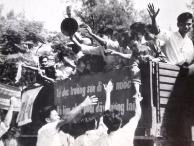 Đường ra trận mùa này đẹp lắm. Ảnh: Hoàng Thiết. Đường ra trận mùa này đẹp lắm. Ảnh: Hoàng Thiết