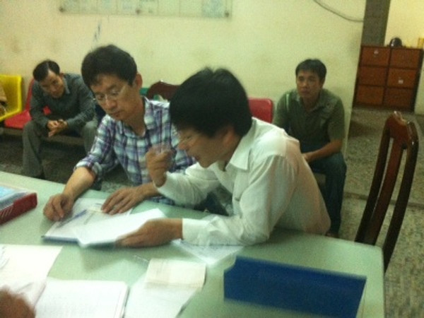 Ông Hirako (áo màu) và phiên dịch đang khai báo sự việc tại Công an phường 7 – Q.3, TP.HCM (ảnh: N.D) . Ông Hirako (áo màu) và phiên dịch đang khai báo sự việc tại Công an phường 7 – Q.3, TP.HCM (ảnh: N.D)