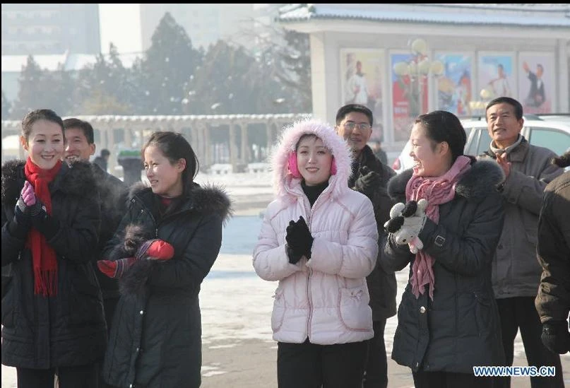 Người dân thủ đô Bình Nhưỡng vỗ tay chúc mừng thành công vụ phóng tên lửa sau khi bản tin được phát sóng