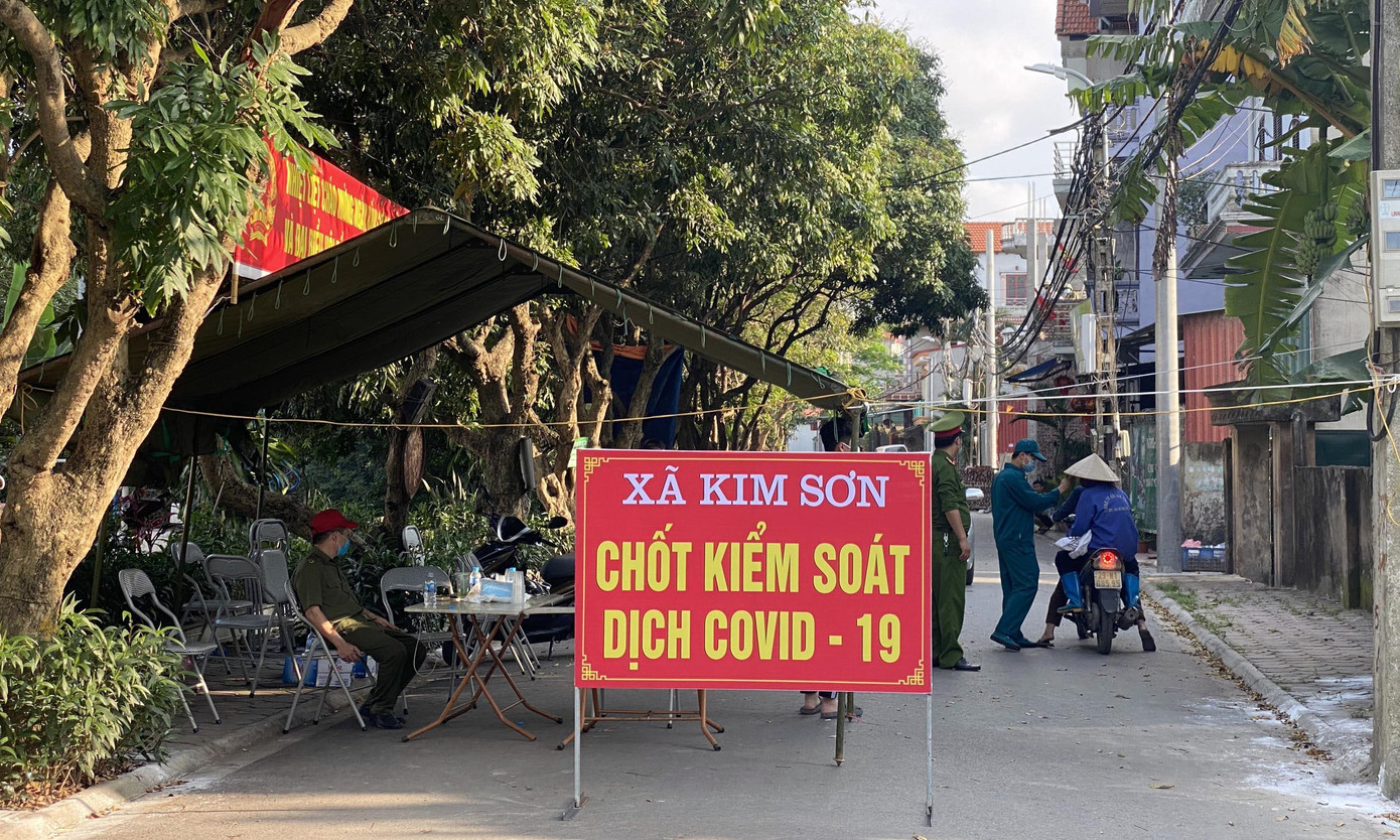 Lực lượng chức năng kiểm tra thân nhiệt người dân.