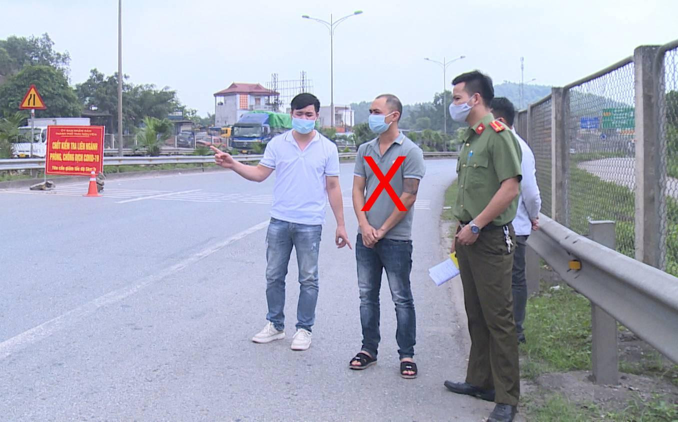 Đối tượng Lâm Văn Luân (áo phông xám).