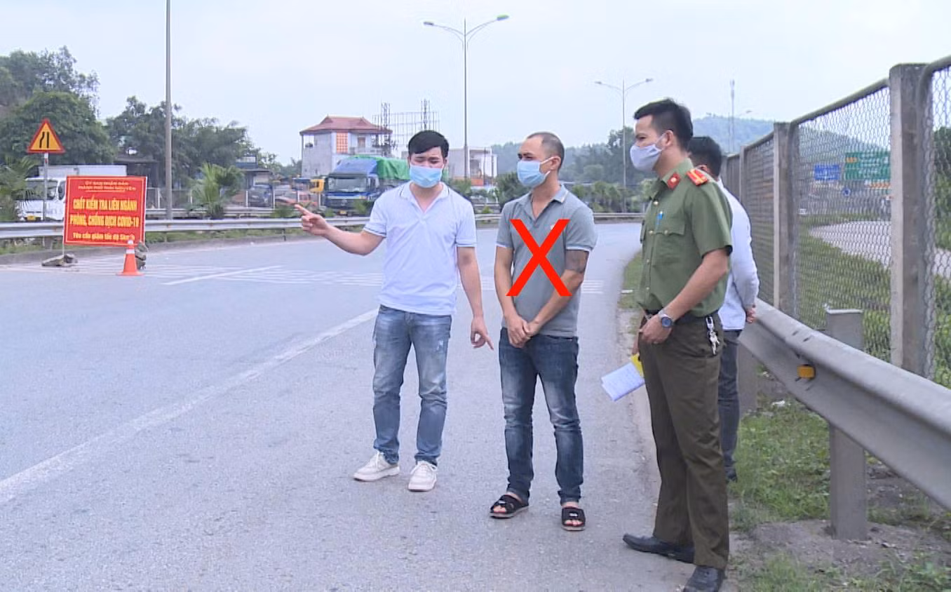 Đối tượng Lâm Văn Luân (áo phông xám).