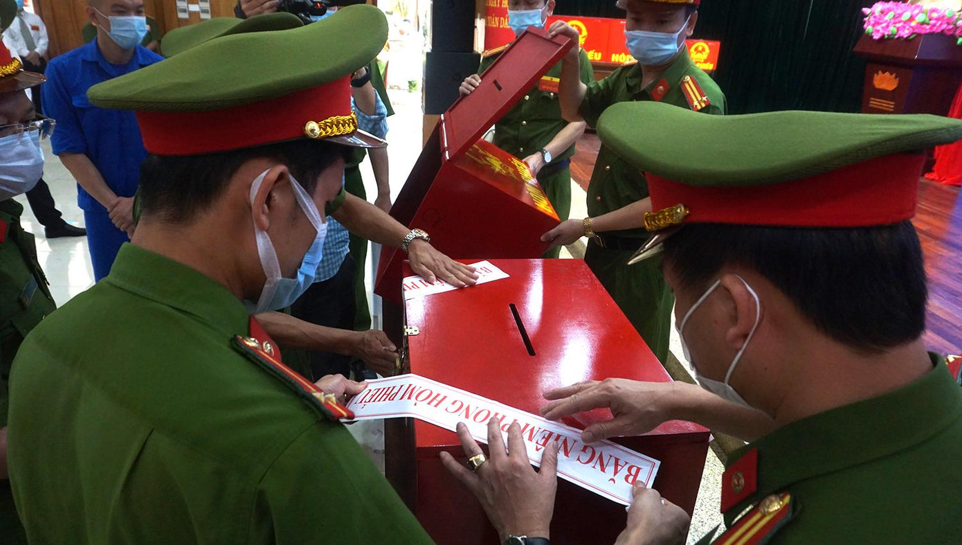 Niêm phong hòm phiếu.