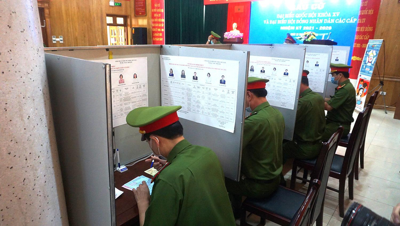 Lãnh đạo Trại tạm giam số 1 bỏ phiếu đầu tiên.