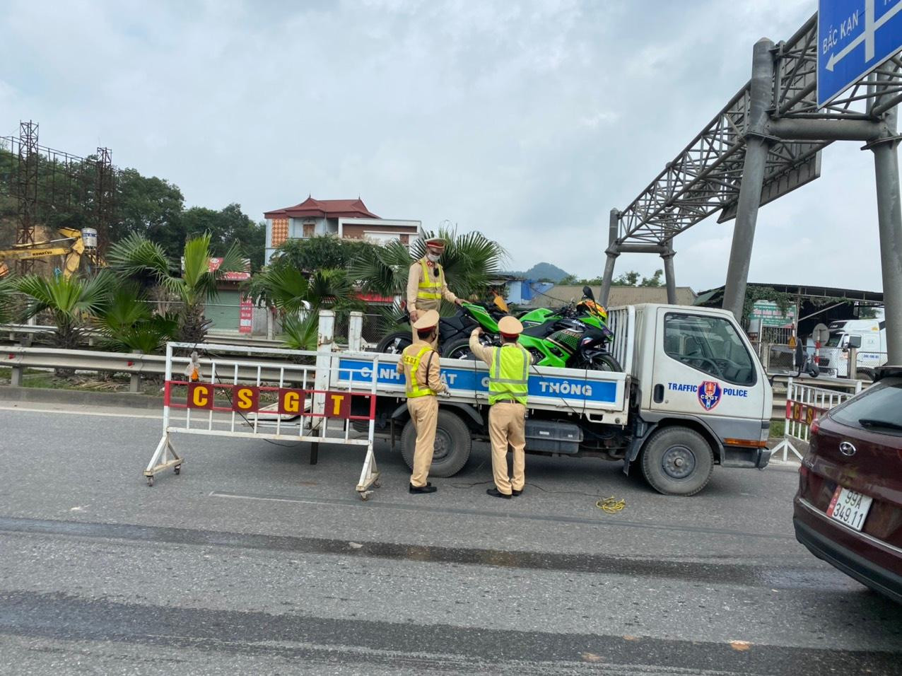 Lực lượng CSGT chặn 9 chiếc xe phân khối lớn trên cao tốc.