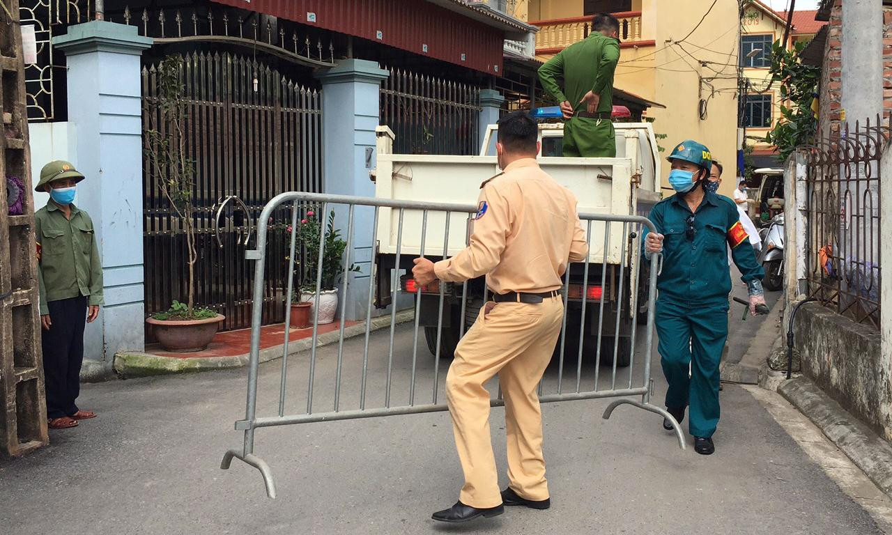 Lực lượng chức năng huyện Gia Lâm lập 8 chốt phong toả 4 thôn.