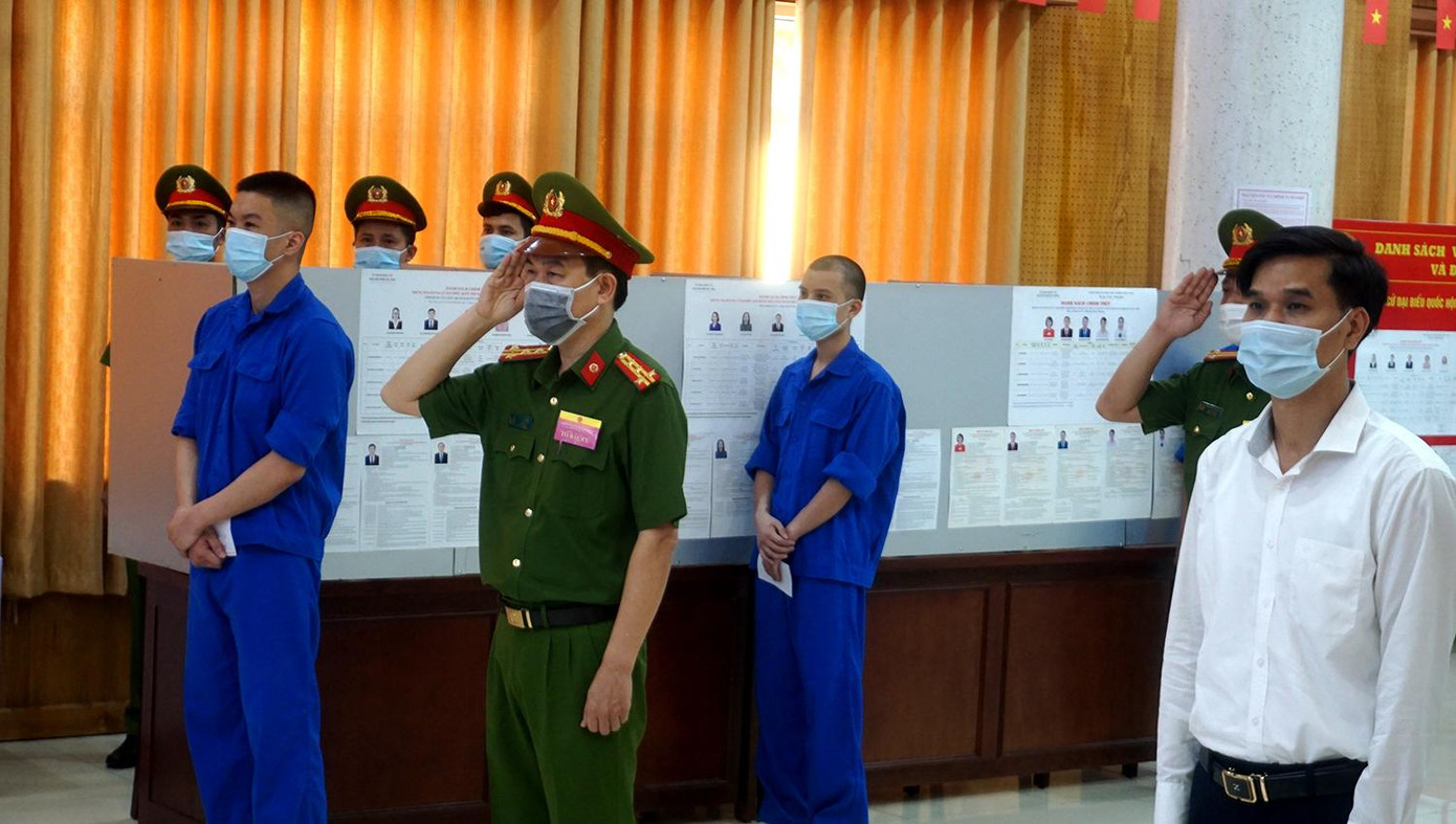 Đại diện các đơn vị và người bị tạm giam, tạm giữ làm lễ chào cờ.