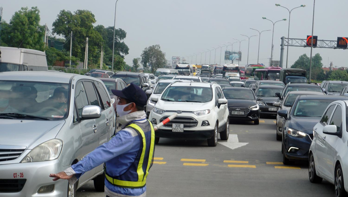 Theo đại uý Đinh Vạn Sơn – Đội phó Đội 3 cho biết, nhận định lượng phương tiện từ các tỉnh trở lại Hà Nội tăng cao vào ngày 2/5, đơn vị đã bố trí 8 chốt trên toàn tuyến tại các điểm ra vào cao tốc đồng thời cử hai tổ tuần lưu bằng mô tô để xử lý các tình huống xảy ra, đảm bảo giao thông thuận lợi.