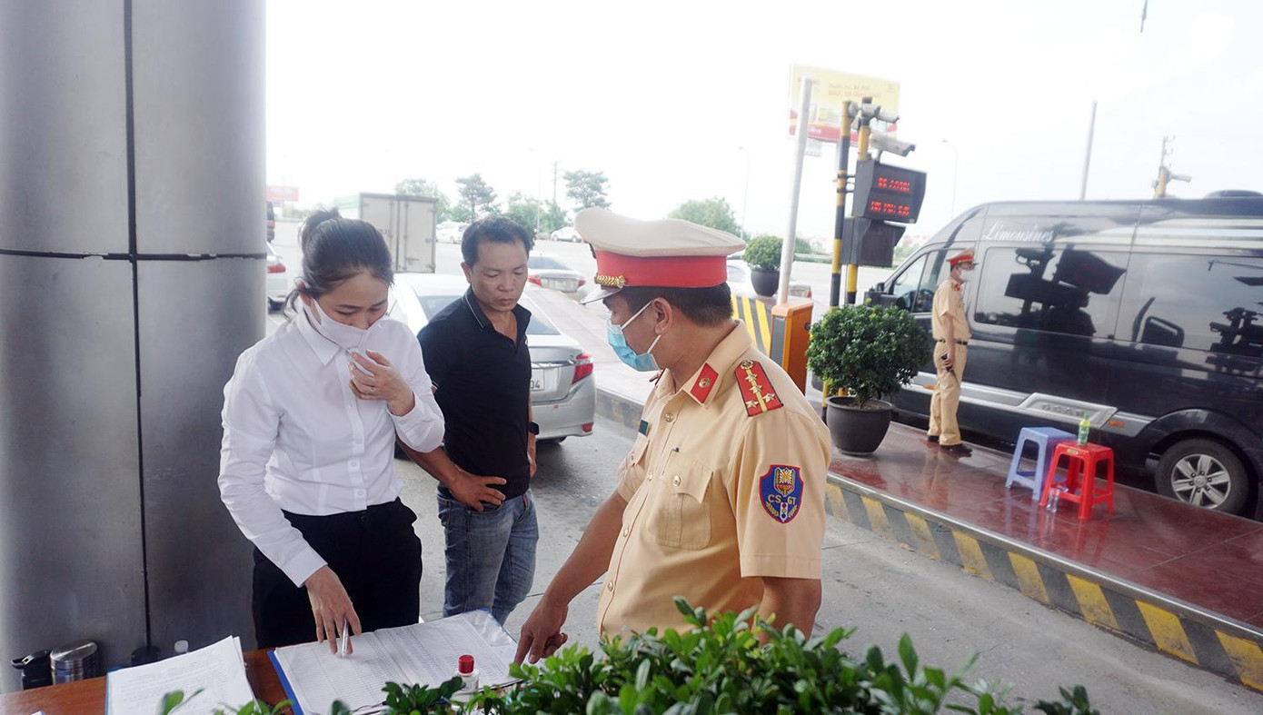 Lãnh đạo Đội 3, cũng đã làm việc với phía trạm thu phí để sớm khắc phục lỗi tại làn tự động. Đồng thời yêu cầu phía trạm thu phí chủ động ghi lại biển số, thẻ đơn vị để truy thu lần sau không để xảy ra ùn tắc trong trường hợp do lỗi trạm thu phí khiến lượng phương tiện tăng cao.