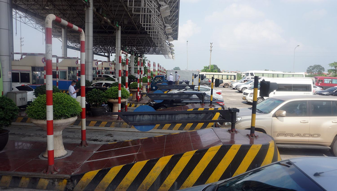 Các làn thu phí cao tốc Pháp Vân - Cầu Giẽ các phương nối đuôi nhau trên đường.
