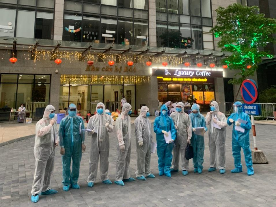 Lực lượng chức năng làm nhiệm vụ tại toà chung cư.