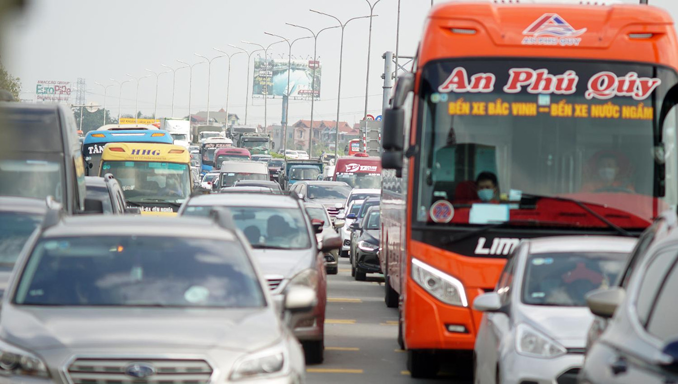 Theo Cục CSGT, từ 13h30 hôm nay (2/5), lực lượng CSGT trên các tuyến đường trọng điểm như Quốc lộ 1 và các tuyến cao tốc dẫn vào Hà Nội và TP Hồ Chí Minh đã bố trí lực lượng chủ động phân luồng giao thông, phòng chống ùn tắc, đảm bảo an toàn và lộ trình cho người dân về các thành phố lớn làm việc.