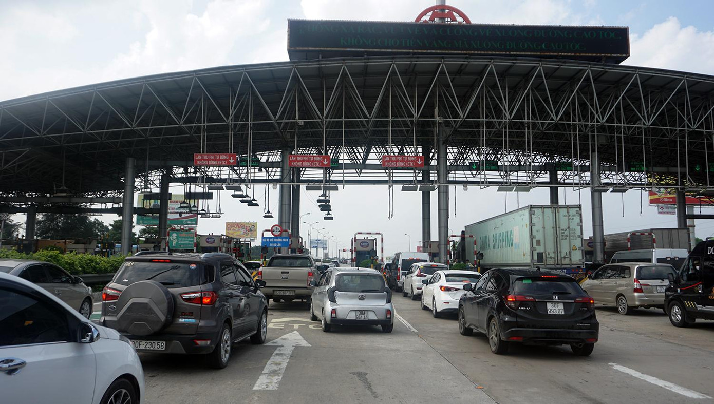 Ngoài ra, tại làn thu phí không dừng cao tốc Pháp Vân – Cầu Giẽ gặp trục trặc khiến các nhân viên phải thu phí thủ công.