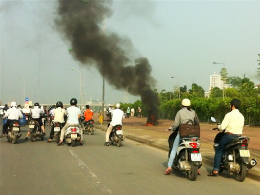 Chiếc xe bị cháy thu hút sự chú ý của nhiều người đi đường. Chiếc xe bị cháy thu hút sự chú ý của nhiều người đi đường