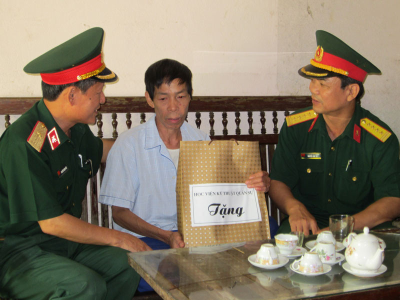 Thăm và tặng quà thương binh Đinh Công Quy