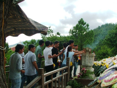 Dòng người tấp nập viếng mộ Đại tướng Võ Nguyên Giáp ảnh 3