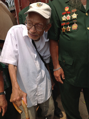 Cụ già 90 tuổi từ Hà Nội vào, chống gậy chen chúc trong dòng người đón Đại tướng. Cụ già 90 tuổi từ Hà Nội vào, chống gậy chen chúc trong dòng người đón Đại tướng