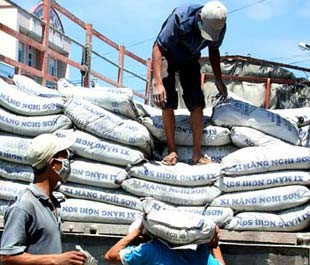 Ngành xi măng đang thừa hàng, thiếu người mua. Ảnh: VTC.vn
