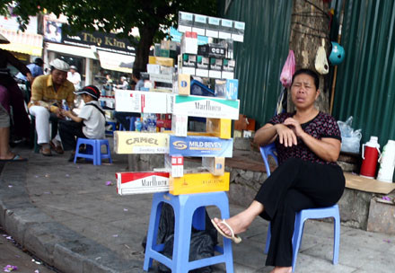 Nhiều bậc phụ huynh còn đưa con cùng đi mua thuốc lá