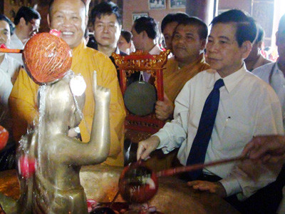 Chủ tịch nước Nguyễn Minh Triết tham gia nghi lễ tắm Phật Ảnh: TTXVN