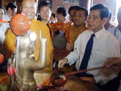 Chủ tịch nước Nguyễn Minh Triết tham gia nghi lễ tắm Phật Ảnh: TTXVN