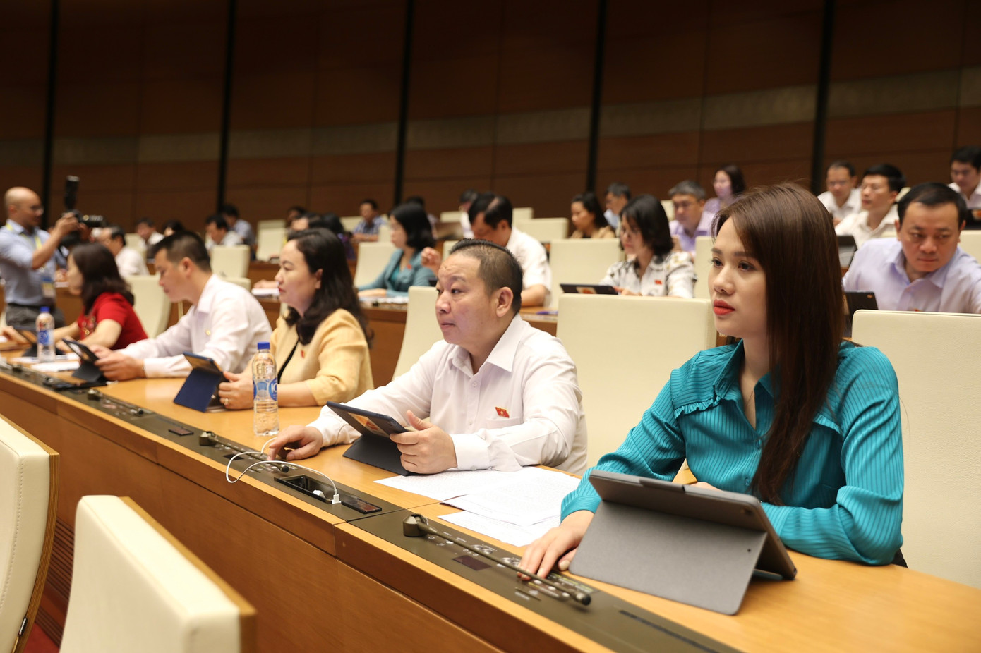 Các đại biểu thông qua dự án luật. Ảnh Như Ý