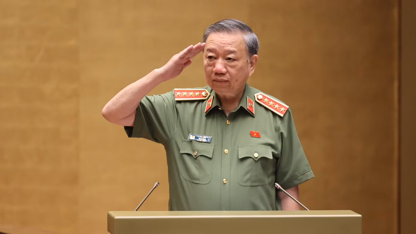 Bộ trưởng Bộ Công an Tô Lâm trình Quốc hội dự án Luật Lực lượng tham gia bảo vệ an ninh, trật tự ở cơ sở, sáng 20/6. Ảnh Như Ý