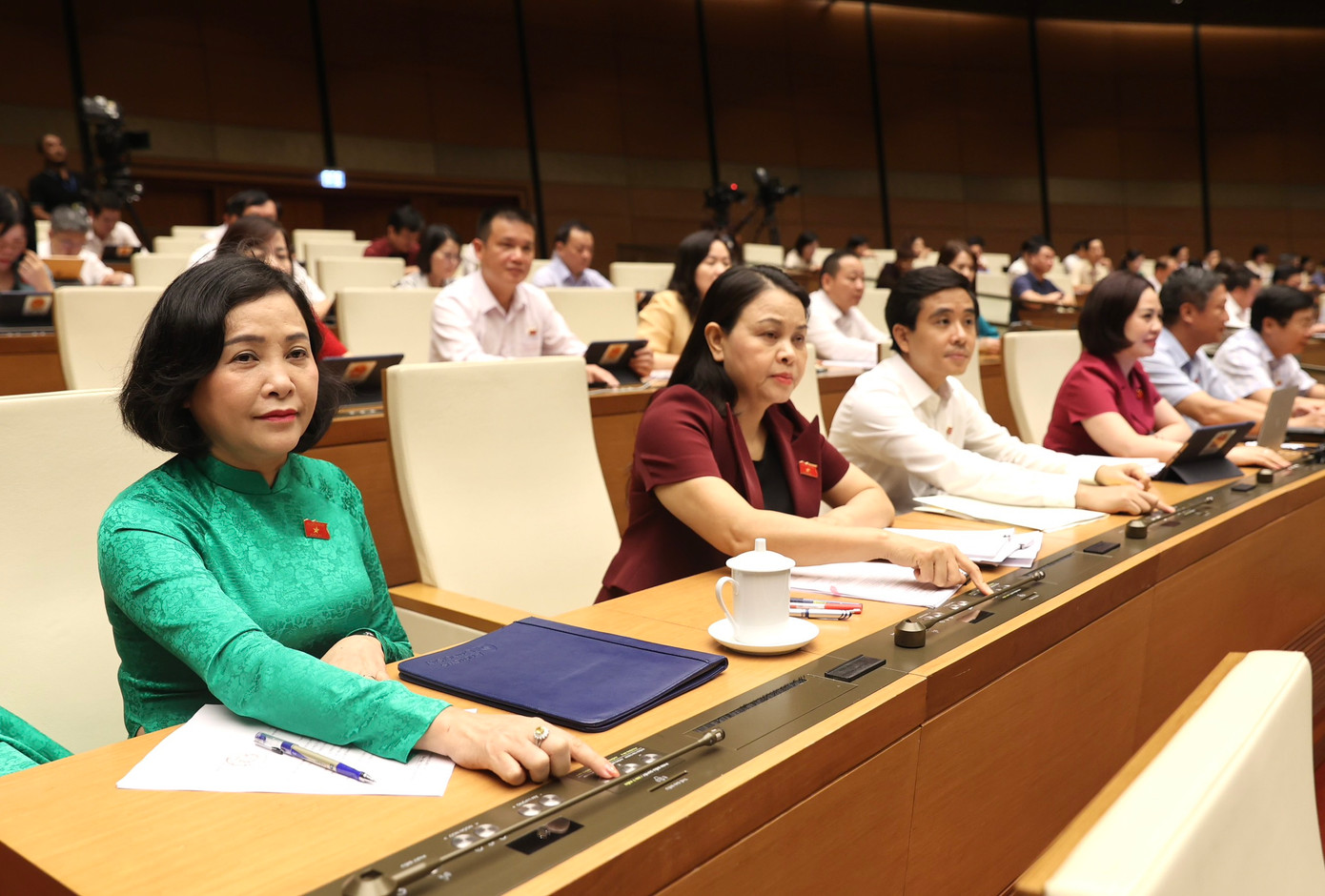 Quốc hội biểu quyết thông qua dự thảo Nghị quyết. Ảnh: Như Ý Quốc hội biểu quyết thông qua dự thảo Nghị quyết. Ảnh: Như Ý