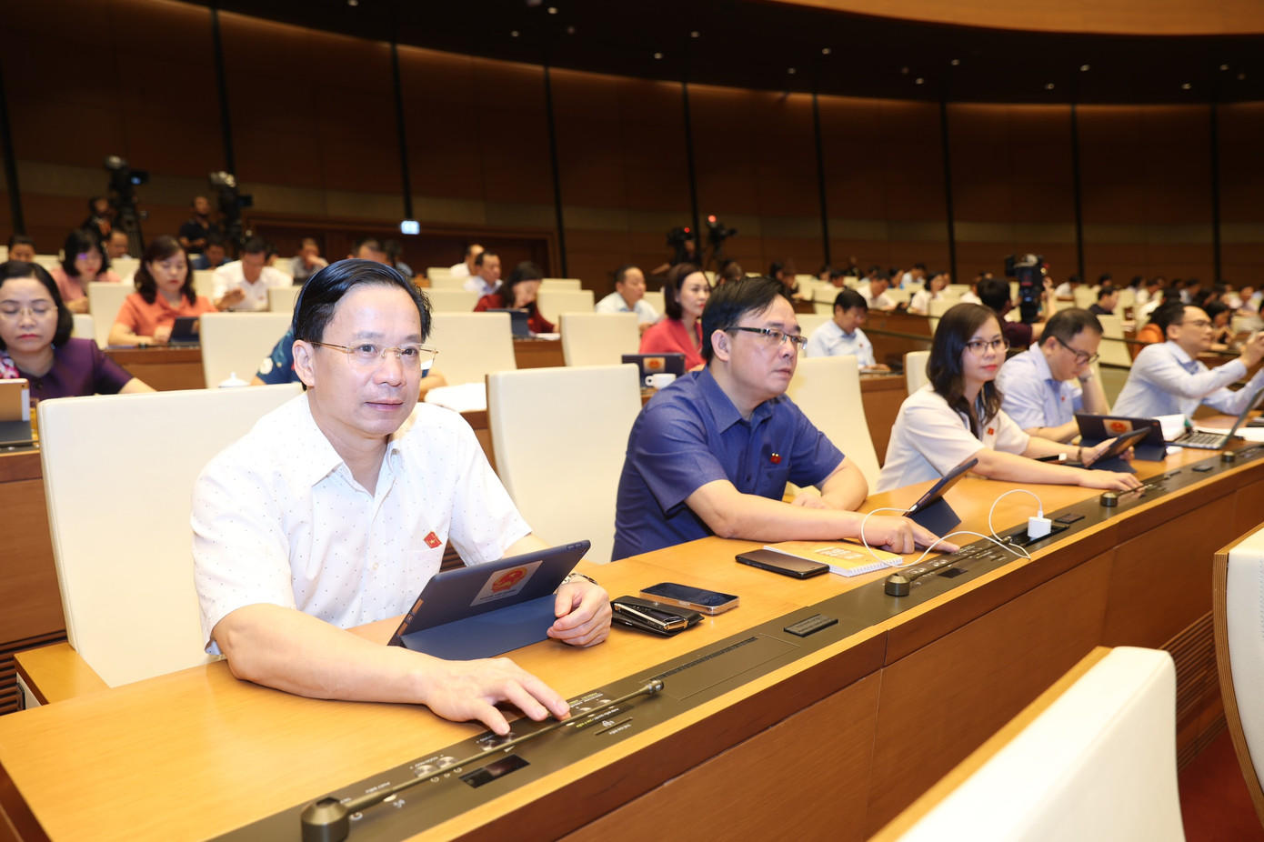 Quốc hội biểu quyết thông qua Nghị quyết sáng 22/6. Ảnh: Như Ý. Quốc hội biểu quyết thông qua Nghị quyết sáng 22/6. Ảnh: Như Ý.