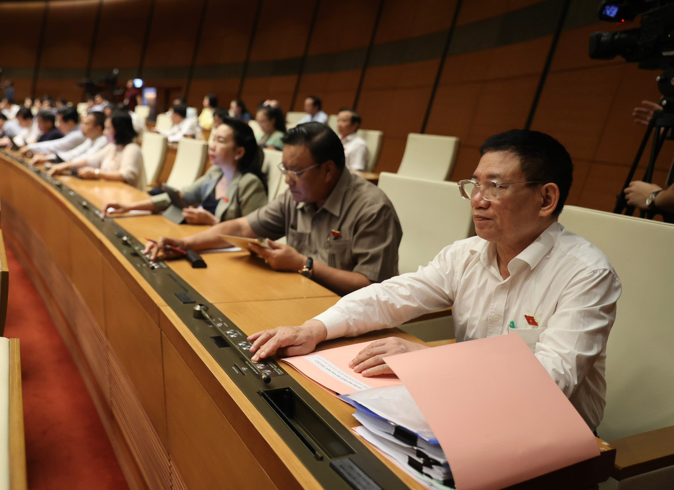 Các đại biểu thông qua dự thảo luật sáng 20/6. Ảnh Như Ý