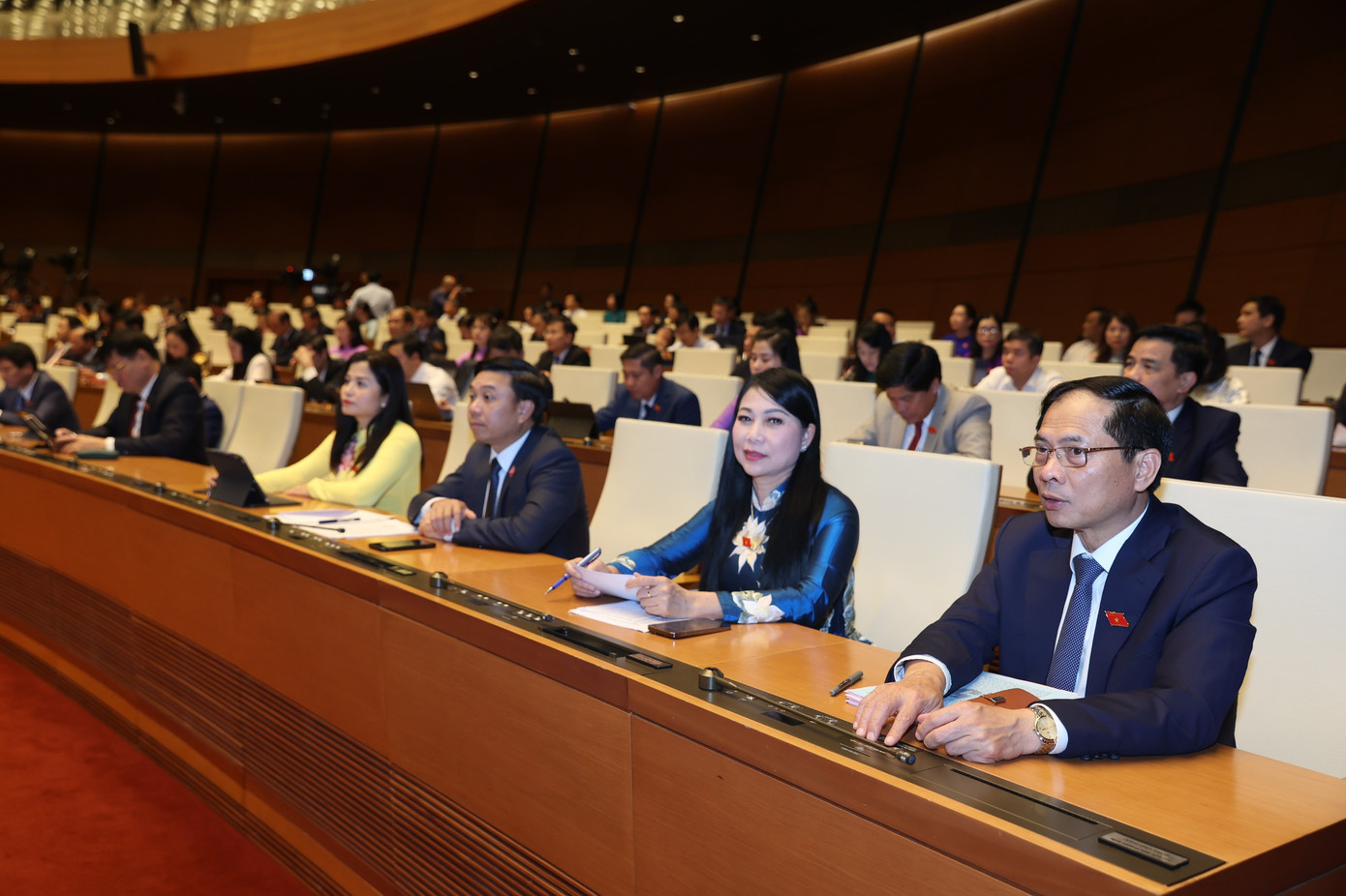 Quốc hội thông qua các dự thảo nghị quyết. (Ảnh: Như Ý)