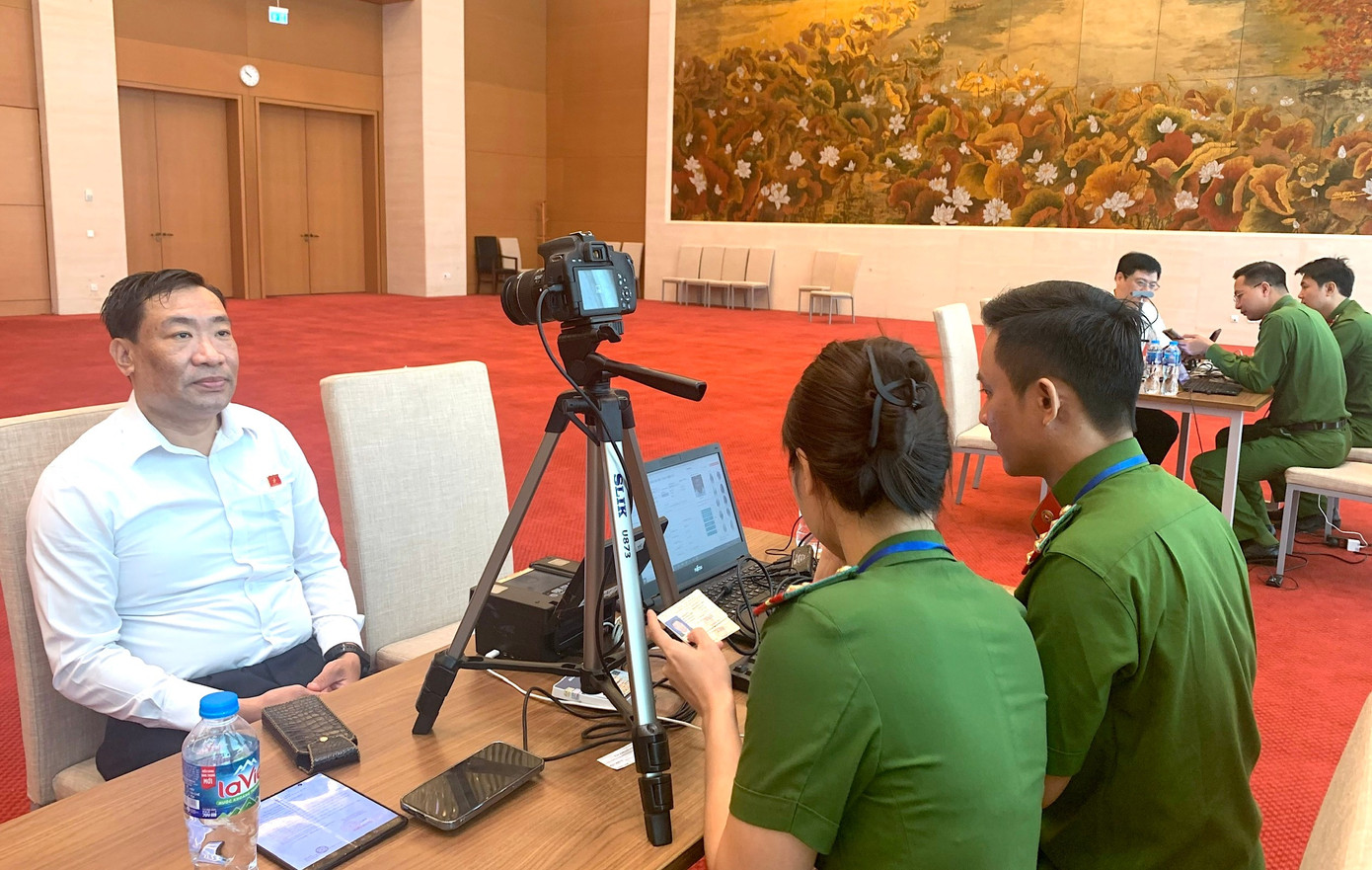 Cán bộ công an cấp định danh điện tử cho các đại biểu Quốc hội tại Nhà Quốc hội