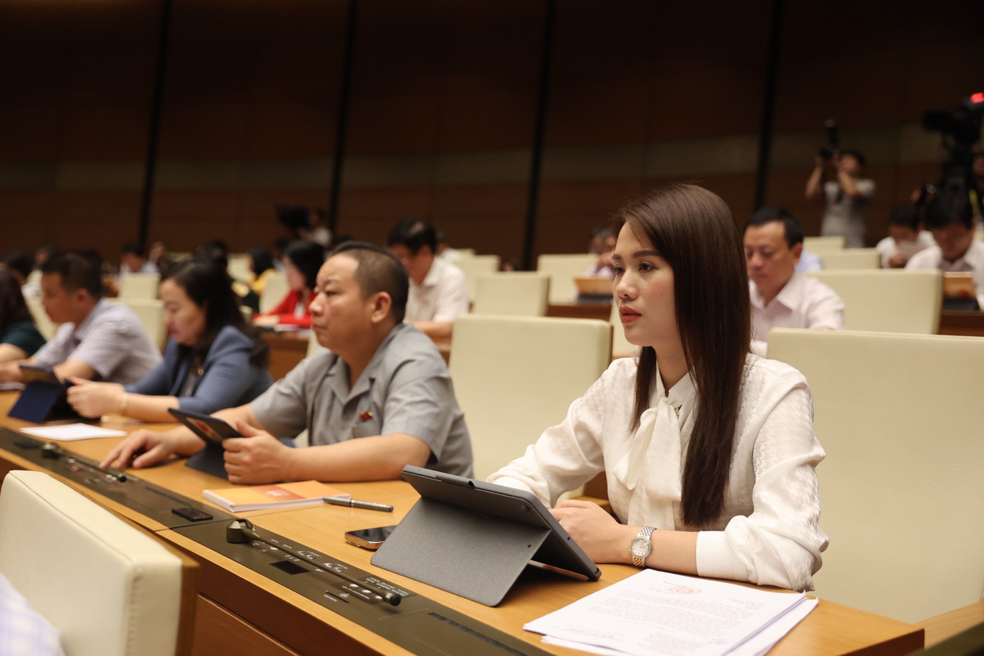 Quốc hội biểu quyết thông qua dự án luật, đồng ý thành lập quỹ Phòng thủ dân sự. Ảnh Như Ý