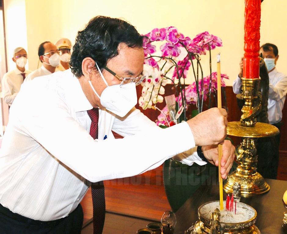 Bí thư Thành ủy Nguyễn Văn Nên dâng dương tưởng nhớ Chủ tịch Hồ Chí Minh. Ảnh: Thành ủy TPHCM Bí thư Thành ủy Nguyễn Văn Nên dâng dương tưởng nhớ Chủ tịch Hồ Chí Minh. Ảnh: Thành ủy TPHCM