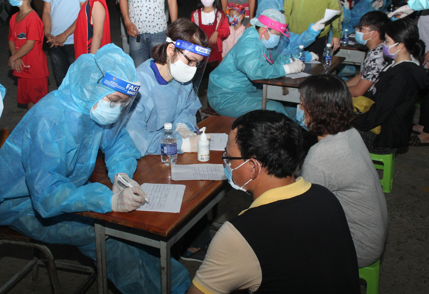 TPHCM đã trải qua những ngày tháng khó khăn, gian khổ nhưng cũng đầy tình thương, trách nhiệm TPHCM đã trải qua những ngày tháng khó khăn, gian khổ nhưng cũng đầy tình thương, trách nhiệm