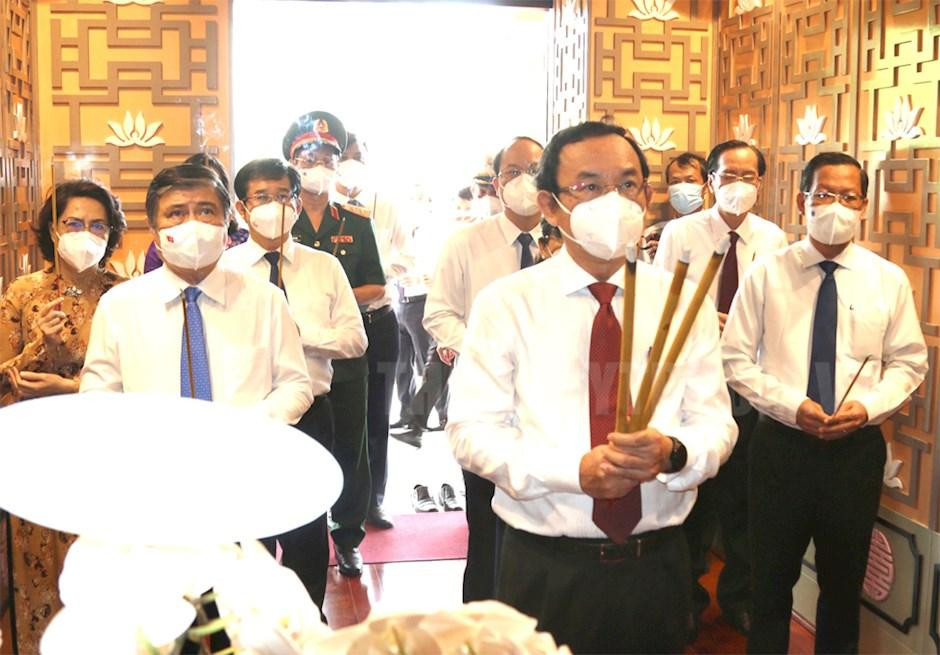 Đoàn đại biểu TPHCM dâng hương, dâng hoa tưởng nhớ Chủ tịch Tôn Đức Thắng. Ảnh: Thành ủy TPHCM Đoàn đại biểu TPHCM dâng hương, dâng hoa tưởng nhớ Chủ tịch Tôn Đức Thắng. Ảnh: Thành ủy TPHCM