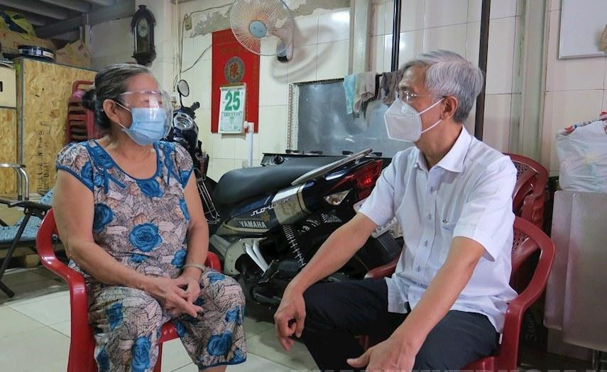 Phó Chủ tịch UBND TPHCM Võ Văn Hoan thăm hỏi, động viên gia đình bà Lý Muội Sên (phường 4, quận 11). Ảnh: M.H Phó Chủ tịch UBND TPHCM Võ Văn Hoan thăm hỏi, động viên gia đình bà Lý Muội Sên (phường 4, quận 11). Ảnh: M.H