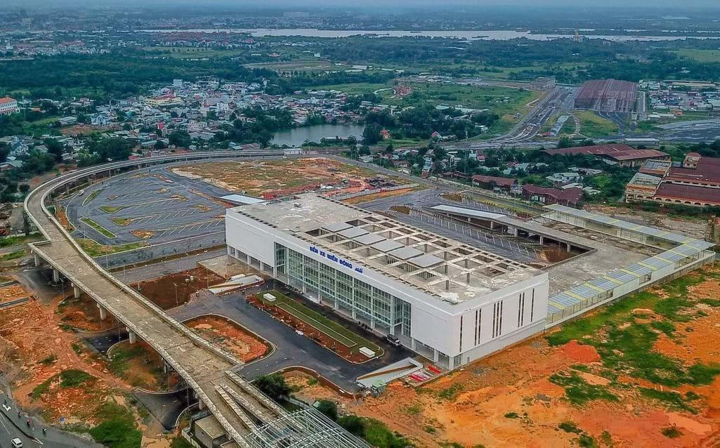 Dự án xây cầu vượt trước Bến xe Miền Đông mới thi công liên tục trong thời gian TPHCM thực hiện giãn cách xã hội